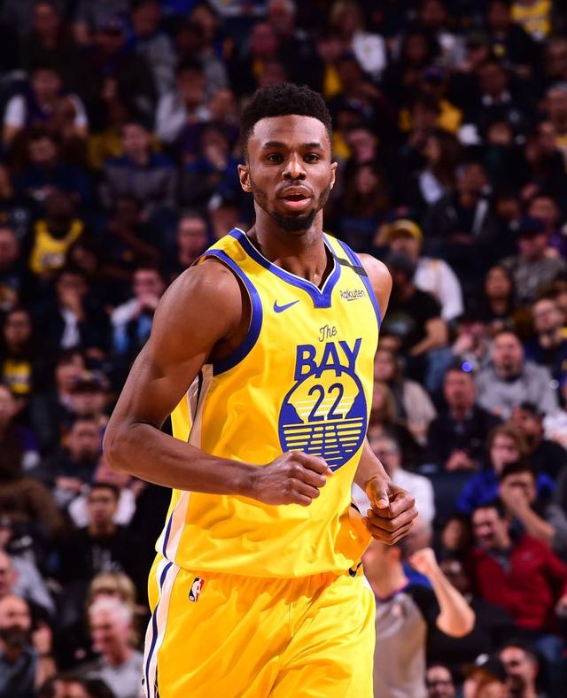 奋力反击！邹雨宸三分穿针 北控打出12-2攻击波迅速迫近比分（邹雨宸三分点燃反扑 北控轰出12-2高潮迅速追近比分）