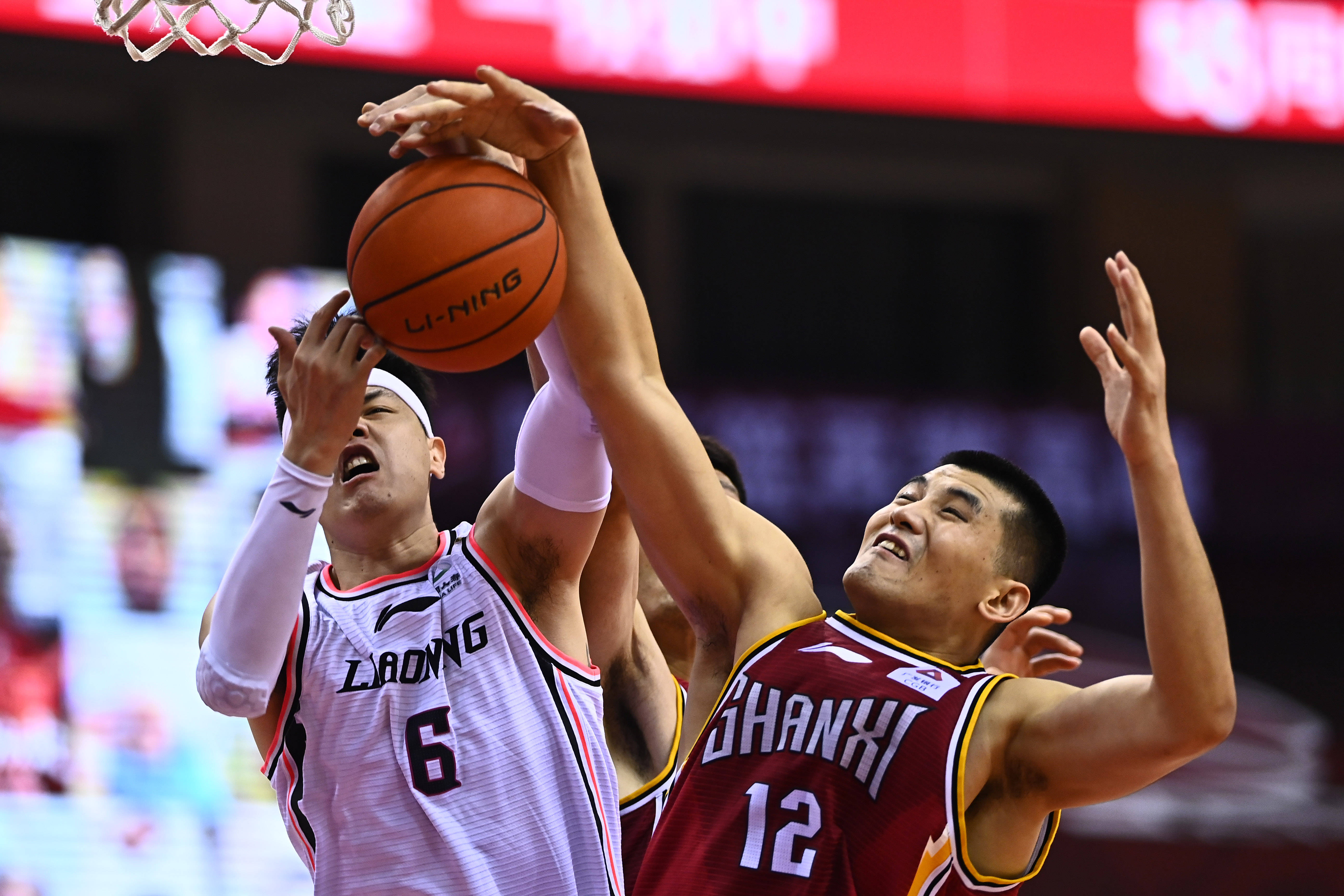 足球报：亚泰这几年都是寅吃卯粮，意向球员听说后婉拒邀请（足球报：亚泰近年透支经营，意向球员得悉后婉拒加盟）