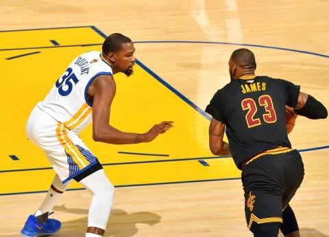 澳超战报：怀特替补造两球，十人阿德莱德联4-1墨尔本城（澳超赛报：怀特替补两次参与破门，十人阿德莱德联4比1击败墨尔本城）