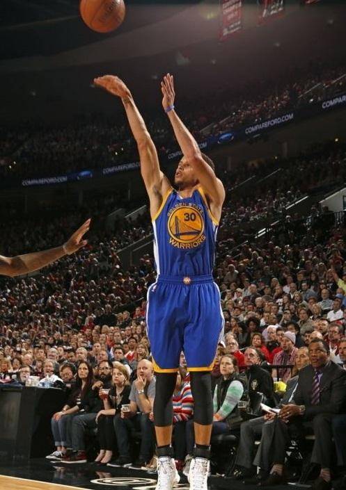 头球双响，孔德当选巴萨vs法兰克福全场最佳球员（孔德头球梅开二度，荣膺巴萨战法兰克福全场最佳）