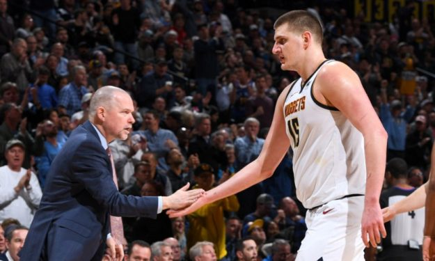 欧冠淘汰赛门票暴涨引发球迷抗议（欧冠淘汰赛票价飙升，球迷群起抗议）