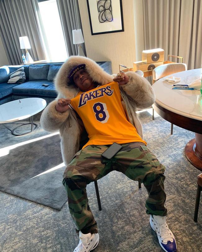 卡马文加只踢半场，马卡：他此前患了流感，上半场体能消耗大（马卡称卡马文加曾患流感，上半场消耗过大仅出战半场）