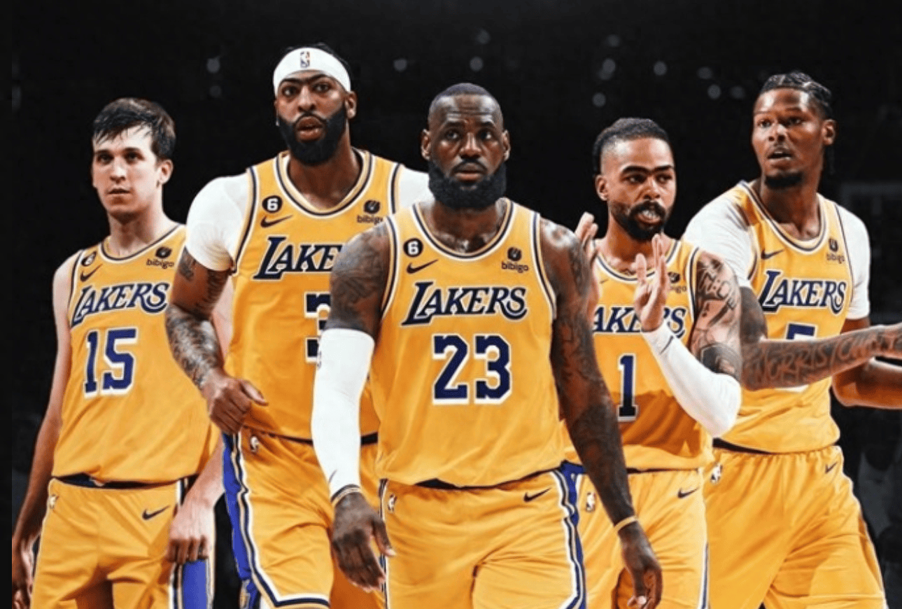 库里趣谈仓库偶遇克莱球鞋：尺码巧合不刻意（库里调侃仓库邂逅克莱战靴：尺码巧合非刻意所为）