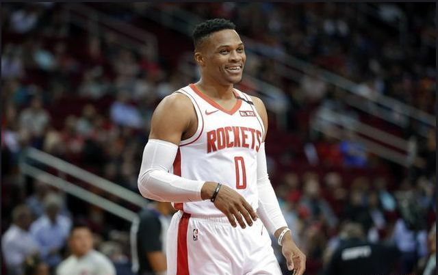 莱万：续约的事不急，就算现在有人联系我，我也不会给出答复（莱万：续约不着急，就算有人来谈也暂不答复）