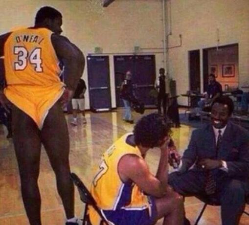 伊宁队问鼎2025年“喀什杯”李景亮现身现场和球员共跳新疆舞庆祝（2025年“喀什杯”伊宁队夺冠，李景亮到场与球员共跳新疆舞庆祝）