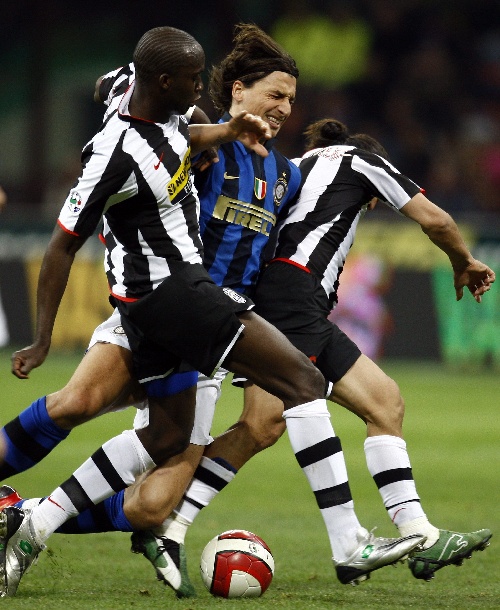 半场战报：萨索洛0-1热那亚，马利诺夫斯基破门（半场快讯：热那亚1-0领先萨索洛，马利诺夫斯基建功）