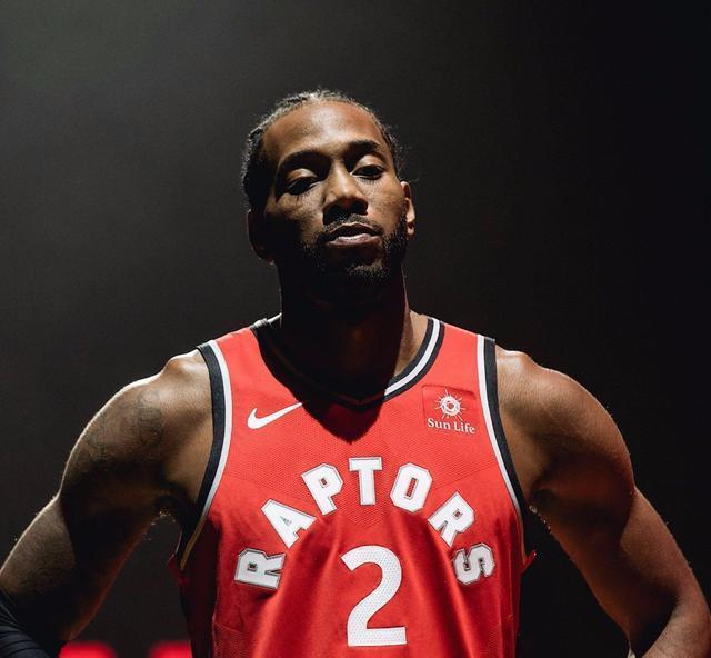 吉鲁帽子戏法助阿森纳3-0胜奥林匹亚科斯晋级欧冠16强（吉鲁上演帽子戏法，阿森纳3-0击败奥林匹亚科斯挺进欧冠16强）