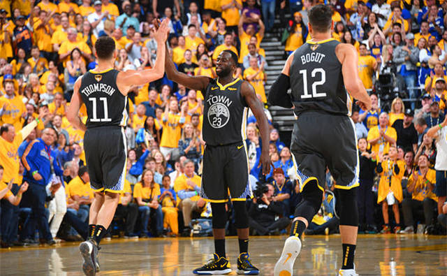 埃基蒂克：加盟利物浦生活彻底改变，成为最优秀球员需不断努力（埃基蒂克：转会利物浦改变了人生，要成顶级球员唯有不断努力）