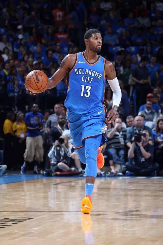 祝福，成都蓉城后卫韩鹏飞在圣诞节当天与女友领取结婚证（圣诞喜讯：成都蓉城后卫韩鹏飞与女友领证结婚）