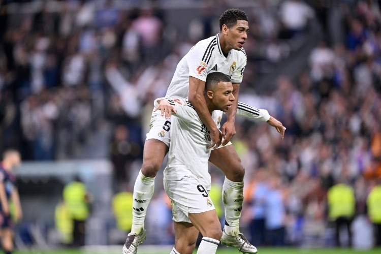 攻防一体！霍姆格伦半场11中8高效砍16分5板1助1帽 得分全队最高（攻守兼备！霍姆格伦半场11投8中砍下16分5板1助1帽 领跑全队得分）