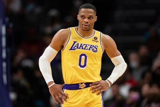 剩者为王！记者晒本赛季可能无缘评奖阵容：詹库东字文班在列（出勤为王！记者盘点本季或无评奖资格阵容：詹库东字文班皆上榜）