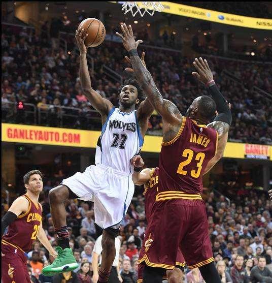 兰德尔数据爆炸，独木难支球队失利（兰德尔爆砍仍难救主，球队无奈告负）