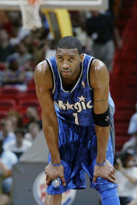 离谱的手感！库明加10投1中贡献4分7篮板3助攻（手感冰冷！库明加10投1中仅4分7板3助）