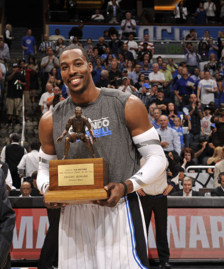 王曼昱“憋笑”嘴角压得好辛苦！想笑又不敢笑，与场上成鲜明对比（王曼昱强忍笑意，嘴角按得紧：想笑不敢笑，与赛场氛围形成强烈反差）